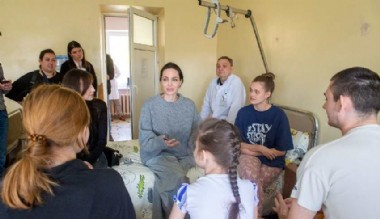 Angelina Jolie, Ukrayna'da çocukları ziyaret etti